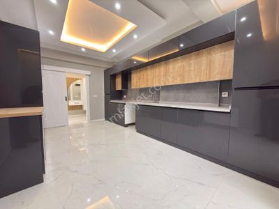 Cengiz Topel Mahallesi Site İçi 4+1 160 M2 5 Katlının Zemin Katı Sıfır Full