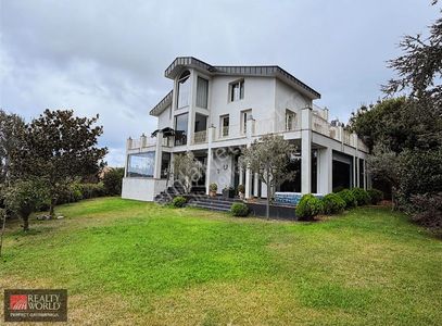 Zekeriyaköy'de Orman Manzaralı, 6+1, 450m² Satılık Villa