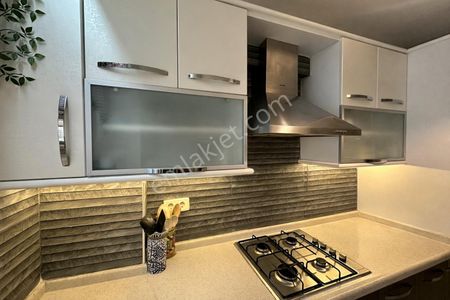 Karşıyaka, Bostanlı'da Müstakil Tadında 3+1 Satılık Daire