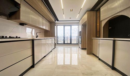 Vadi'den Modern Tasarım-üst Düzey Konfor-sıfır 3+1 Daire !