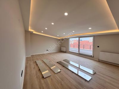 Kaçmaz'dan Altıntepe'de Cadde Üzeri Prestijli Yapı'da Geniş Teraslı 3 +1 Dubleks Daire
