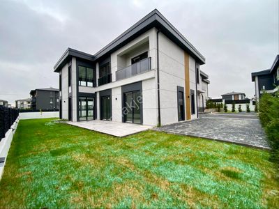 Önerlerde 4+1 Müstakil Havuzlu Satılık Villa