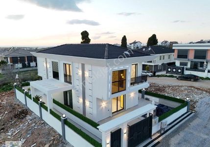 Hisar Mahallesi’nde Otoparklı Havuzlu 3 + 1 Villa