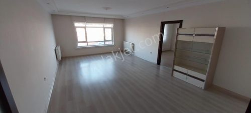 Tepebaşı Mahallesinde Ara Katta Manzaralı Full Yapılı Satılık Daire