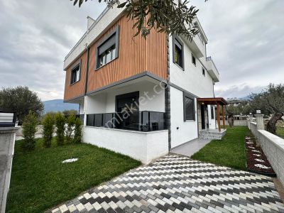 Dora Dan Akçay Kızılkeçili De Bahçeli Sıfır 3+1 Lüx Villa