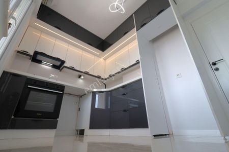 Akçay'da Aygülden İçi Ful Yapılı Ara Kat Ön Cephe Ayrı Mutfak Çift Balkonlu Kaçmaz Satılık 3+1 Daire