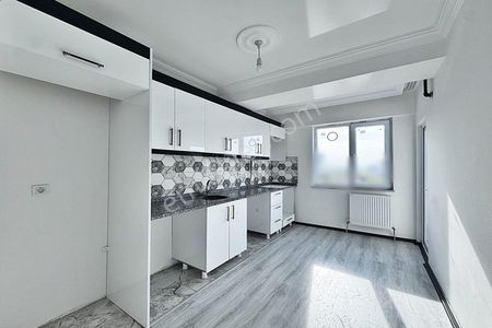 Akyüz Gayrimenkul Den; Merkezı Konumda Iskanlı,kombılı Satılık 2+1 Daire