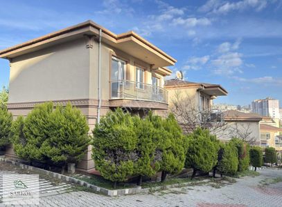 Hürriyet Mah.site İçinde Havuzlu 3 Katlı 220 M² Net Villa