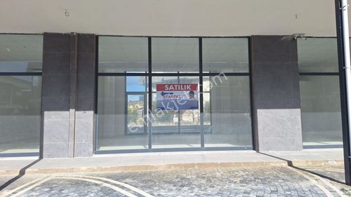 Kuşadası Kuştur Karşısında Denize Yakın Otoparklı Satılık Dükkan