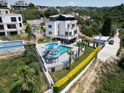 Kuşadasında Satılık Süper Lüks Eşyalı Tripleks Villa
