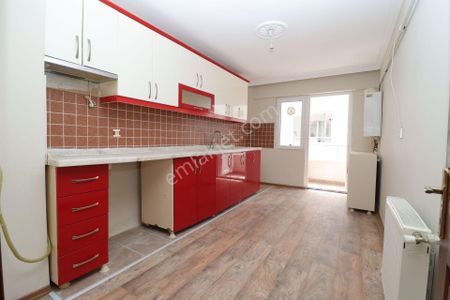 Akif'ten Topçu'da 3+1 Asansörlü G/b Cephe Cadde Yanı Kiralık Daire