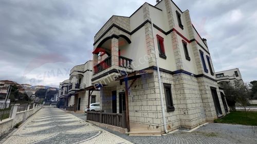 Gürede Havuzlu Sitede Açık Verandalı Tripleks Kiralık Villa