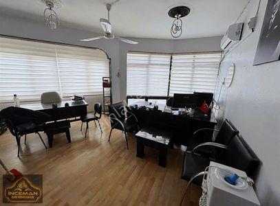 Hazır Kurulu Düzen Müşterileriyle Ve Eşyalarıyla Sigorta Ofisi