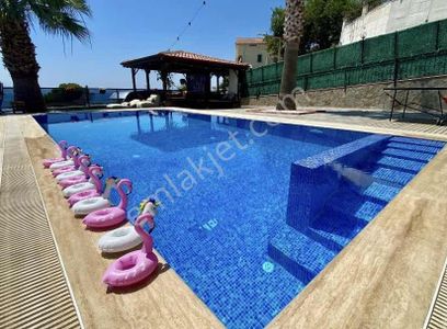 Kuşadası'nda Müstakil Havuzlu Deniz Manzaralı 5+1 Lüks Villa