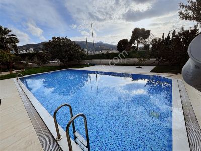 Altıevlerde Denize Yürüme Mesafesinde Havuzlu Müstakil Villa