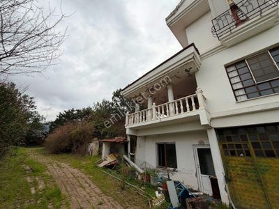 Çatalca'da 2.000m2 Şömineli Havuzlu 3 Katlı 10+4 Satılık Villa