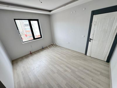 Avcılar'da Cadde Üzerinde 3+1 Katta Teras Balkonlu Kaçmaz