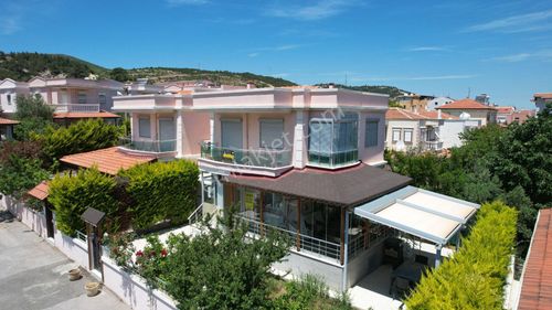 Yenifoça Pazaryerinde Satılık Müstakil Bahçeli 3+1 Lüx Villa
