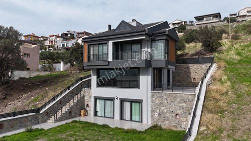 Dikili Çandarlı'da Müstakil Tripleks 5+2 Villa