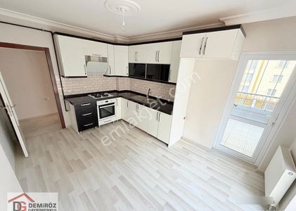 Menderes'te Cadde Üzeri Ulaşım Yakını Cami Markete 5 Dk 3+1 Kiralık !!