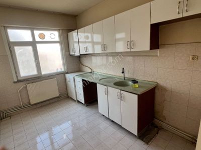 Pendik Esenyalı Fatih Mahallesi Cadde Üzerinde Geniş Salonlu Aydınlık 2+1 Kiralık Daire