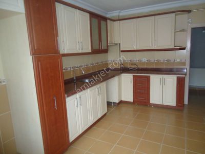 Krc'den Cadde Üzeri Merkezi Konumda Kiralık 3+1 Daire