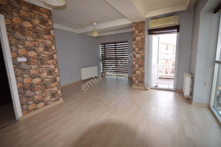 İlk-ev'den Dikmen Cadde Üzerinde Asansörlü Dubleks Genç Binada Boş 3+1