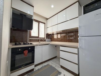 🟢 Güç'ten Akçay'da Merkezi Konumda Ara Kat Cam Balkonlu Satılık 1+1 Daire