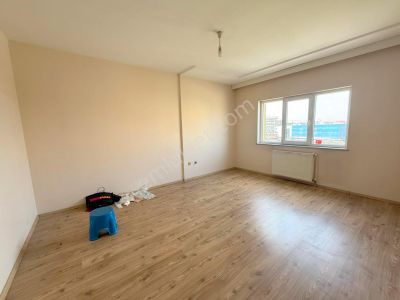 Mertcan'dan Güvenlikli Sitede Kapalı Balkonlu Ara Kat 2+1 Daire