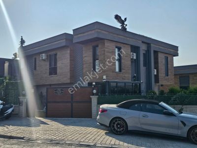 Kuşadası Karaova'da Havuzlu Site İçinde, Bahçeli Lüks Villa