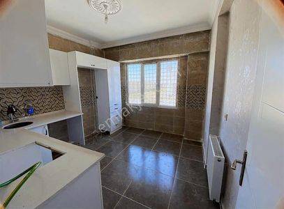 Uygun Fiyatlı 2+1 Ara Kat Daire Çözüm Emlak'ta