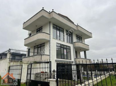 Yalova Termal Akköyde Satılık Müstakil Havuzlu Triplexs Villa