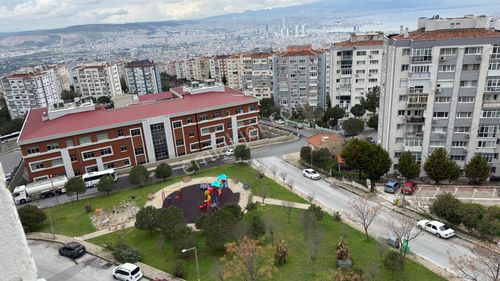 Evka-4 Son Durak’ta Deniz Manzaralı, Otoparklı, Doğalgazlı Bakımlı 2+1 Ara Kat Daire