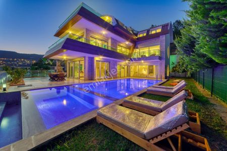 Alanya Bektaş’ta Panoramik Manzaralı, Özel Havuzlu 5+1 Lüks Tripleks Villa