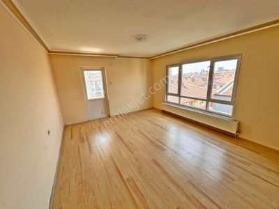 Mutlu Cadde Yakını Ara Katta Manzaralı Çift Balkonlu 2+1 Satılık