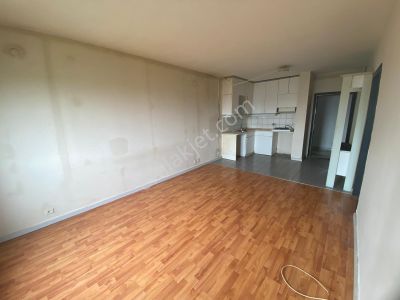 Ataköy 7-8. Kısım Turkuaz Sitesinde 1+1 Balkonlu Ara Kat Daire