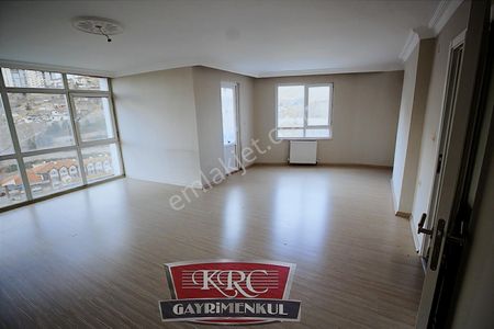 Krc'den Merkezi Konumda Manzaralı Lüks Sitede 4+1 Satılık Daire