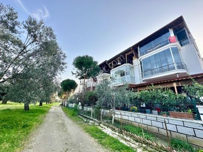 ꧁akçay Ay Emlaktan꧂güre'de Ön Cephe Geniş Teraslı Çift Mutfak Site İçerisinde Satılık 3+1villa