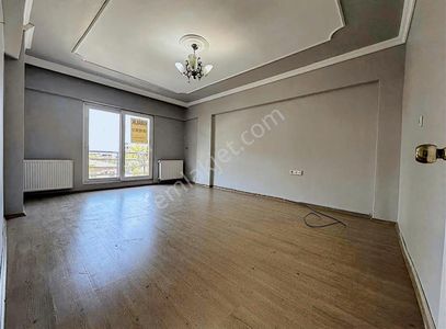 Cuma Pazarında Mehmetakif İlkokuluna Cephe 3+1 Ara Kat 10 Yıllık