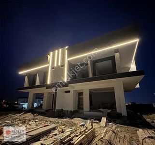 Kemerağzında Vatandaşlığa Uygun, Müstakil Havuzlu Lüks 4+1 Villa