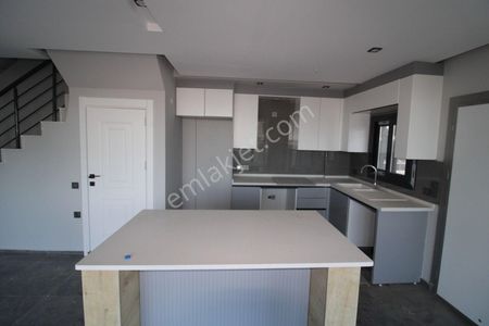 Didim Efeler'de Ultra Lüx Havuzlu Sitede Kiralık 3+1 Villa Fırsatı