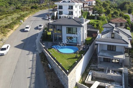 Şile'de 485m2 Arsa İçerisinde Deniz Manzaralı Satılık 5+1 Villa
