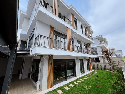 Büyükçekmece Kumburgazda Takasa Uygun 7+2 Villa