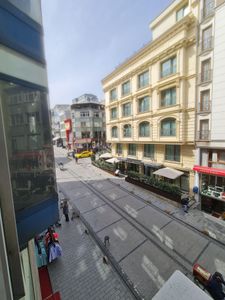 Laleli'de Yüksek Tabela Değerli Satılık Dükkan