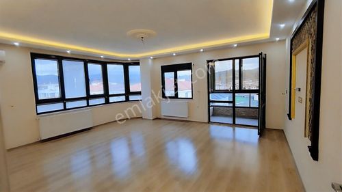 Yalova Prestij Konutlarında Havuzlu 3+1 Geniş Daire