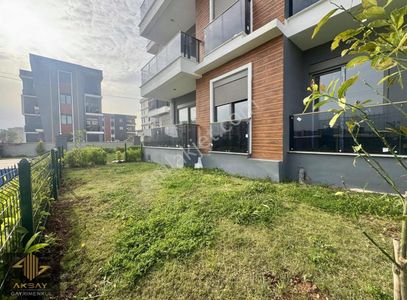 Altıntaş'ta Geniş Bahçeli Havuzlu Cadde Üzeri Konumda 2+1