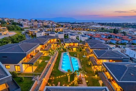 Kuşadası Karaoavada Avm'ler Bölgesinde 3+1 Geniş Bahçeli Havuzlu Sitede Fırsat Villa