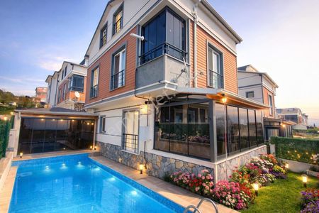 Yeniçiftlik'te Havuzlu Ful Eşyalı Şarkköşeli Müstakil Lüks Villa