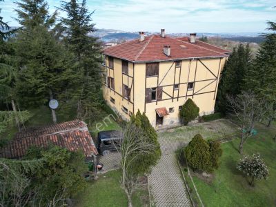 Satılık 4.331 M2 İmarlı Arsa'da Göl Manzaralı 3 Katlı Ev