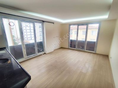 Mertcan Dan Adnan Kahveci Metroya Yürüme Arakat 2+1 Amerikan Mutfaklı